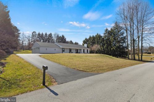 2146 Stonecrest Dr, Lancaster PA  17601-5437 exterior