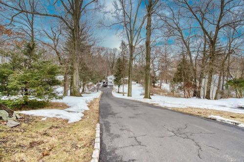 288 Spook Rock Rd, Airmont, NY 10901-4314