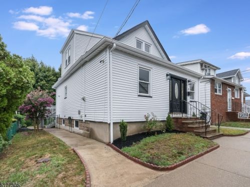 6 Irving Pl, West Paterson, NJ 07424-2811