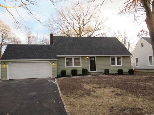 36 Abrew St, Bayshore, NY 11706-5002