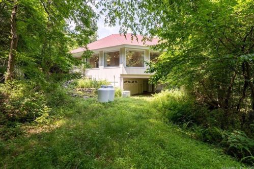 15 Sky Line Dr, Bridgeport CT  06612-1057 exterior