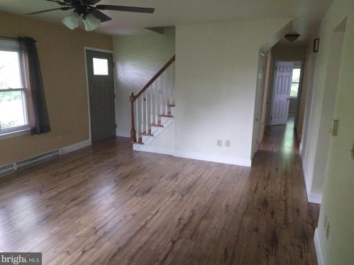 420 Adamstown Rd, Swartzville, PA 17569-9817