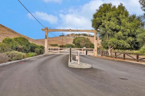365 Hitch Dr, Hollister, CA 95023-9652
