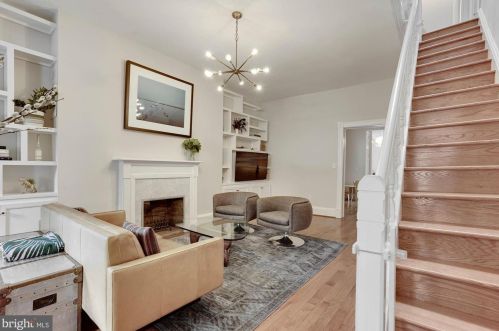 219 8th St, Washington, DC 20002-6105