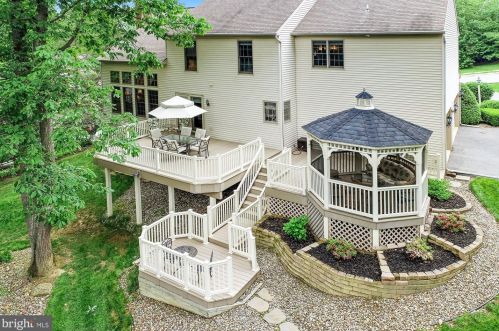 306 Deer Path Dr, Red Lion PA  17356-7800 exterior