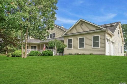 2 Savanna Cir, Mount Sinai, NY 11766-1616