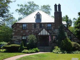 247 Moore Ave, Freeport, NY 11520-1004