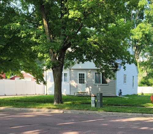 712 9th St, Mountain Lake, MN 56159-1306