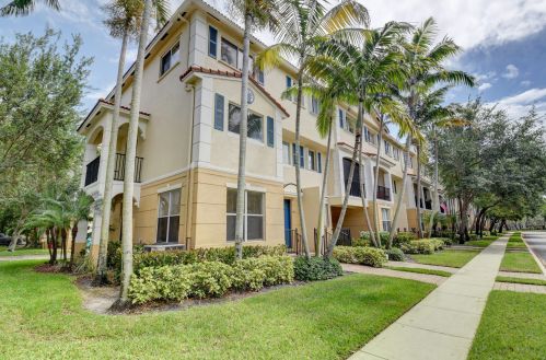 2861 Oasis Dr, Boynton Beach, FL 33426-8660