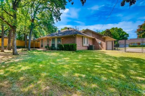 7252 Yolanda Dr, Fort Worth, TX 76112-4338