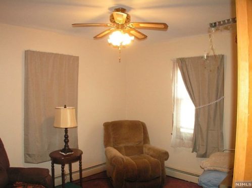 18 Oak St, Oakland NJ  07436-1922 exterior