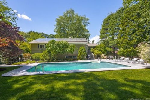 24 Surrey Dr, Norwalk CT  06851-3224 exterior