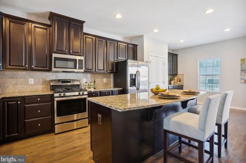 1739 Rockledge Ter, Woodbridge VA  22192-2512 exterior