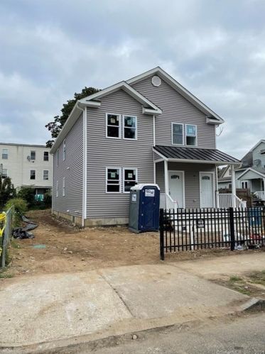 563 Shelton St, Bridgeport, CT 06608-1714