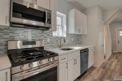 29 Niagara St, Dumont NJ  07628-3405 exterior