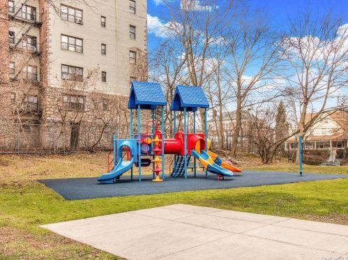 166 Pearsall Dr, Mount Vernon NY  10552-3943 exterior