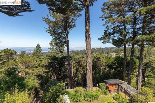 6361 Ascot Dr, Oakland CA 94611-1710 exterior