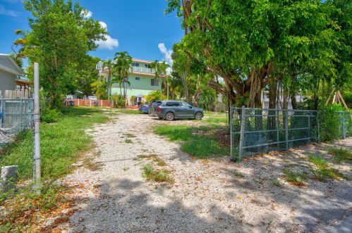 131 Point Pleasant Dr, Key Largo, FL 33037-2415