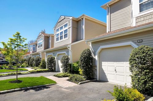 3 Sagamore Dr, Hicksville, NY 11803-1516