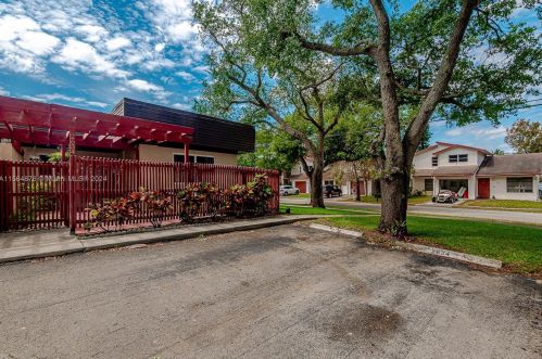 2634 38 Ave, Hollywood FL 33021-1937 exterior