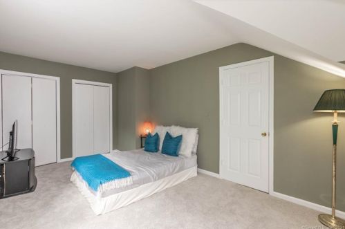 98 Kings Dr, Southport CT  06890-1209 exterior