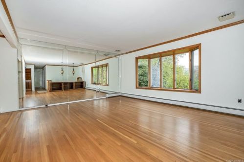 4 Eunice Ln, Thornwood NY  10594-1901 exterior