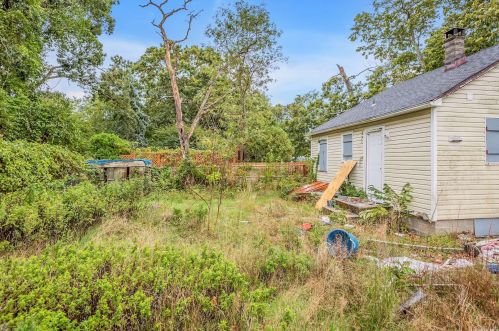 1075 Waverly Ave, Holtsville NY  11742-1103 exterior