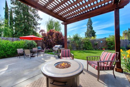 1000 Woodridge Dr, Vacaville CA  95687-6440 exterior