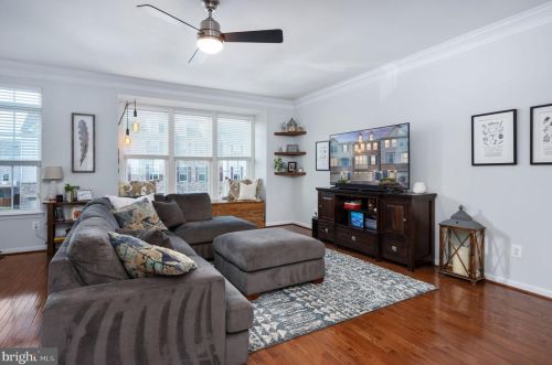 7009 Darbey Knoll Dr, Gainesville VA  20155-3634 exterior