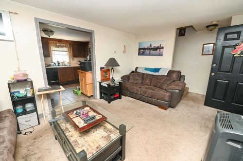 17 English Range Rd, Derry NH 03038-5323 exterior