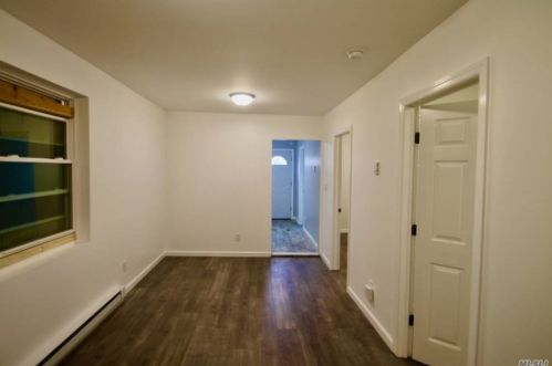 106 Irving Ave, Wheatley Heights, NY 11798-3527