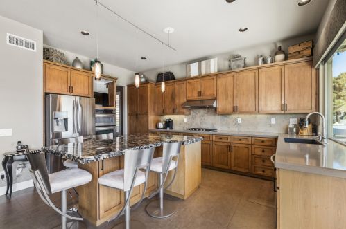 187 Kavenish Dr, Rancho Mirage CA  92270-3244 exterior