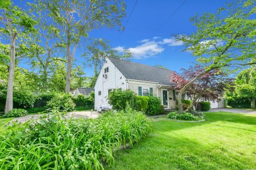 305 Park Ave, Babylon, NY 11702-1622