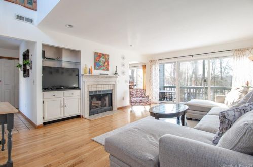 30 Ledgewood Dr, Brookfield Center, CT 06804-3422