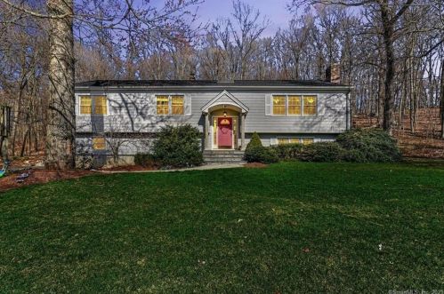 51 Jackson Dr, Bridgeport, CT 06611-1423