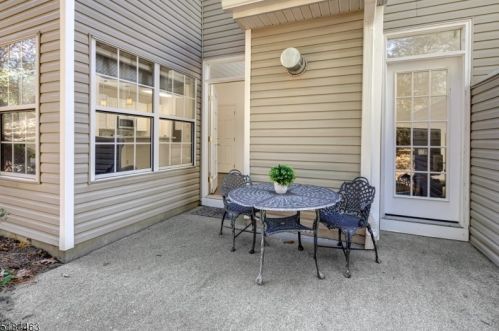 8 Four Oaks Rd, Bedminster NJ  07921-2054 exterior