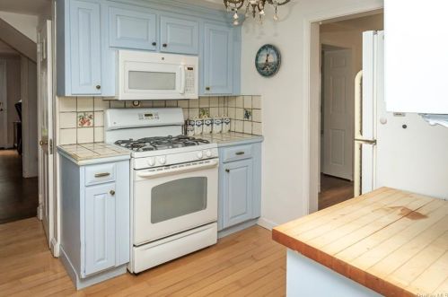 1093 Knollwood Rd, White Plains NY  10603-1100 exterior