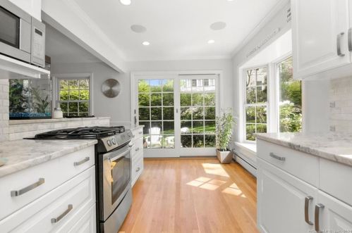 29 Coventry Ln, Riverside CT  06878-1803 exterior