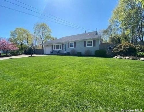 6 Bark Ln, Northport, NY 11768-3302