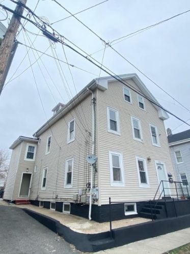 131 Wadsworth St, Providence, RI 02907-2822