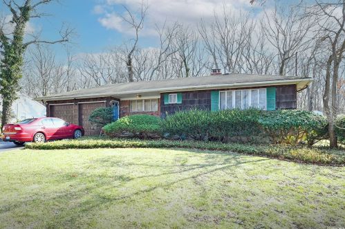 26 Princeton Dr, Huntington Station, NY 11746-4826