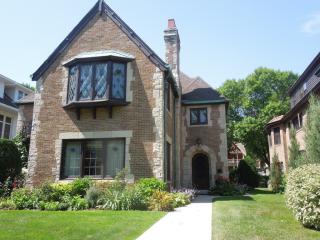 2835 Lake Dr, Milwaukee WI  53211-3400 exterior