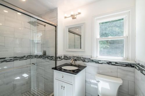 73 Rolling Way, New Rochelle NY  10804-2405 exterior