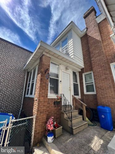 5402 Large St, Philadelphia, PA 19124-1122