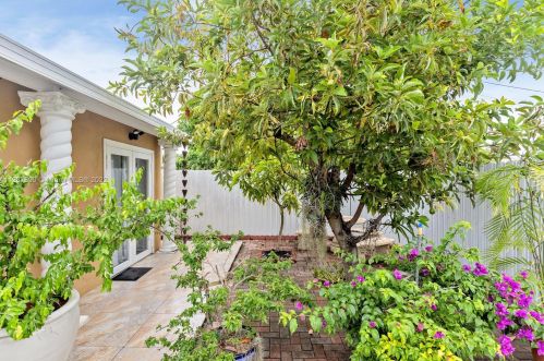 2637 9th Ct, Hialeah FL  33010-1223 exterior