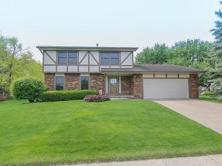 8220 Parkview Dr, Des Moines, IA 50322-1530