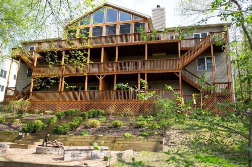 340 Country Club Dr, Lake Geneva, WI 53147-1977