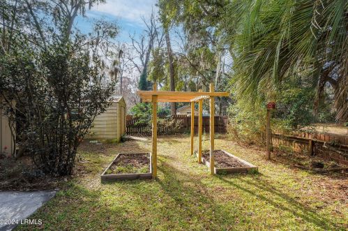 30 Chesterfield Dr, Beaufort SC  29906-9006 exterior