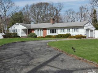 2 Sycamore Dr, Woodbury, NY 11797-1514
