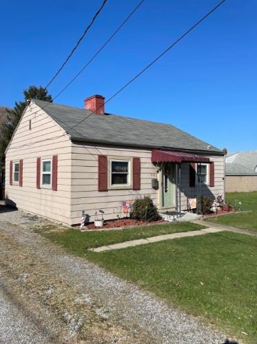 560 Carnegie Ave, Hermitage, PA 16146-3065